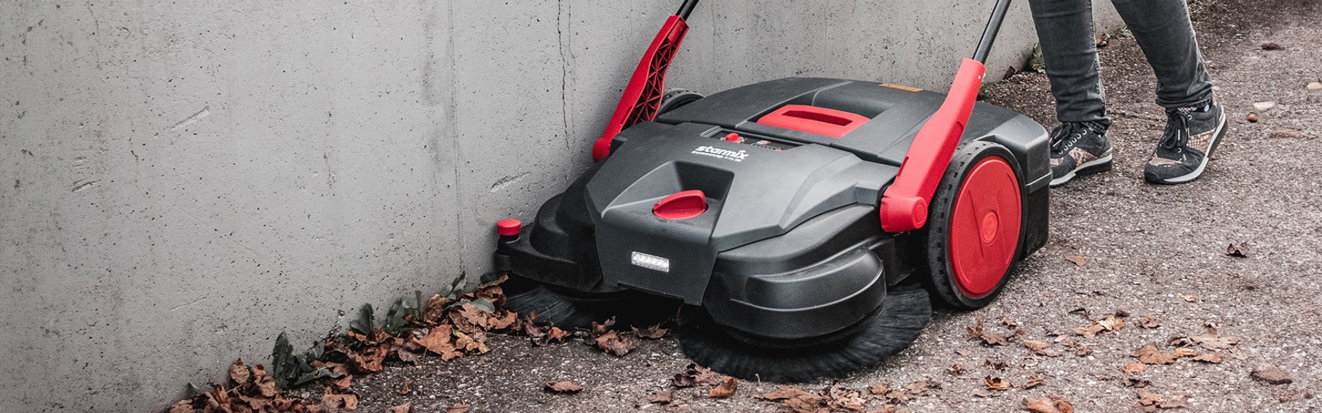 De veegmachine voor werkplaatsen en buitenterrein